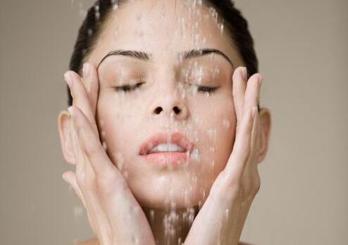 用母乳洗臉好嗎?母乳分析儀為您解答